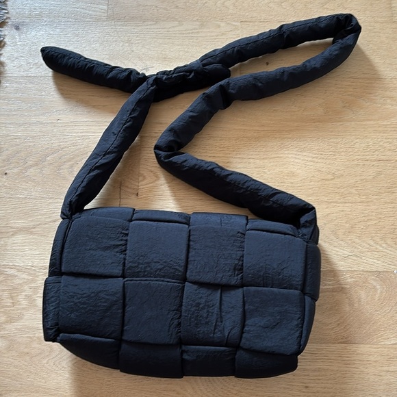 Black Quilted Puffer Crossbody Bag Puffy - Picture 4 of 4